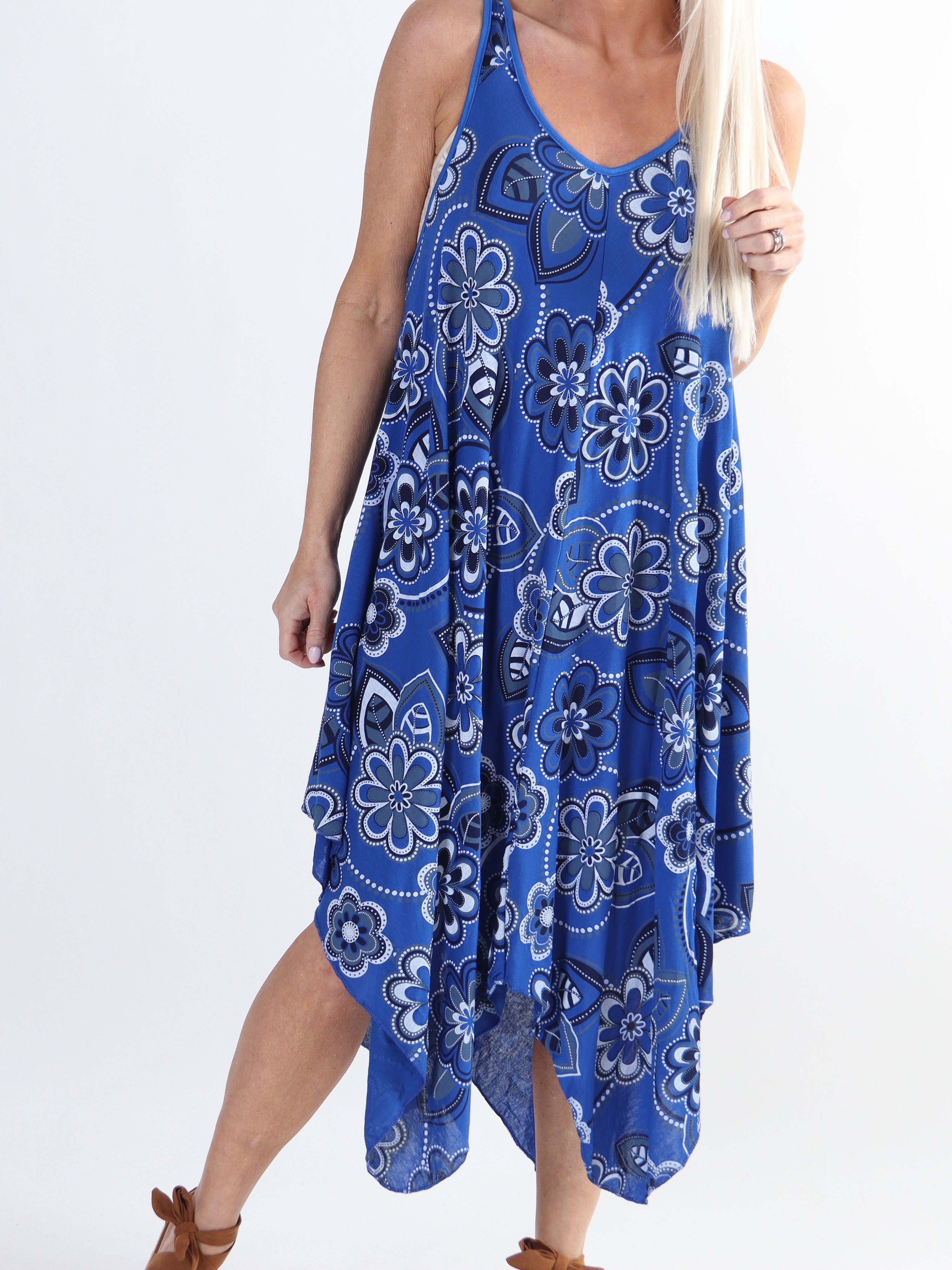 Veronica Flower - Blommig klänning med breda axelband i plusstorlek